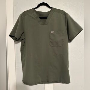 Figs Mens Chisec Three-Pocket Scrub Top. Moss color. Size M